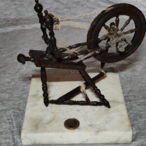 Rouet de filage miniature en bois