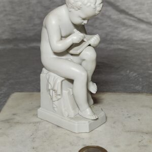 Sujet ancien en biscuit représentant un enfant studieux