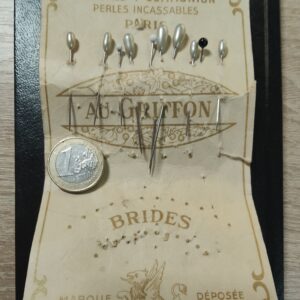 Carte ancienne d’épingles perlées – 1ʳᵉ Communion – mercerie ancienne