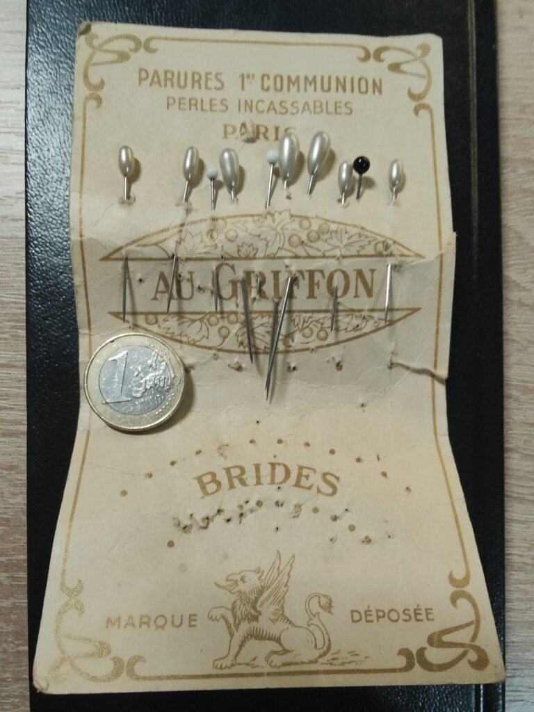 Carte ancienne d’épingles perlées – 1ʳᵉ Communion – mercerie ancienne