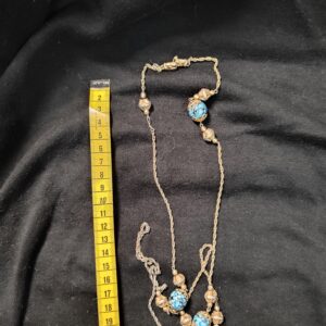 Collier long doré & perles bleu turquoise – style bohème / vintage