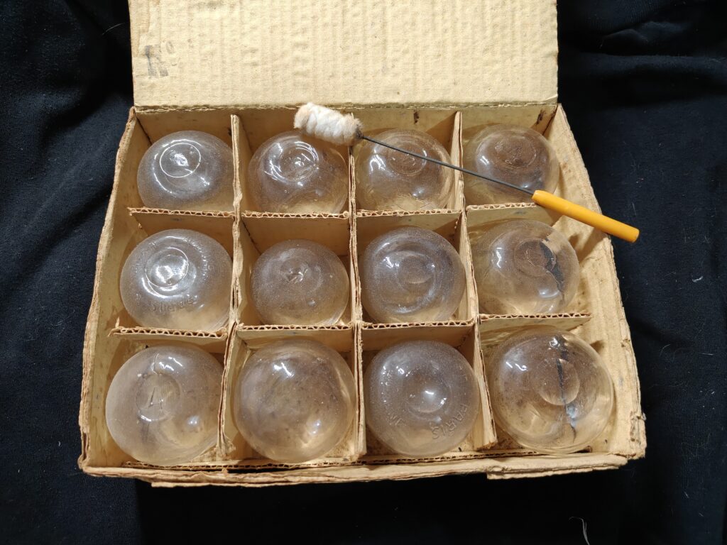 Ancien coffret de ventouses médicales en verre – 15 ventouses – Avec allumeur – Paris