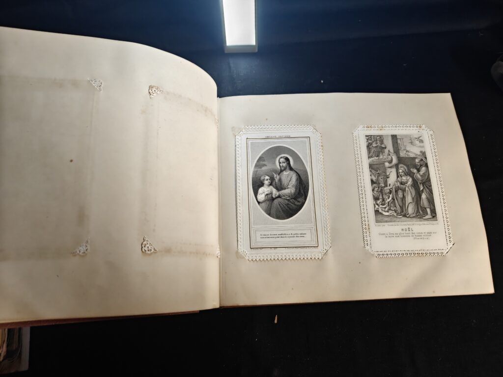 Ancien album personnel de collection de canivets et images pieuses religieuses