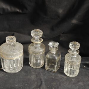 Ancien nécessaire de toilette en verre moulé – 4 pièces