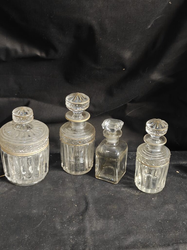 Ancien nécessaire de toilette en verre moulé – 4 pièces