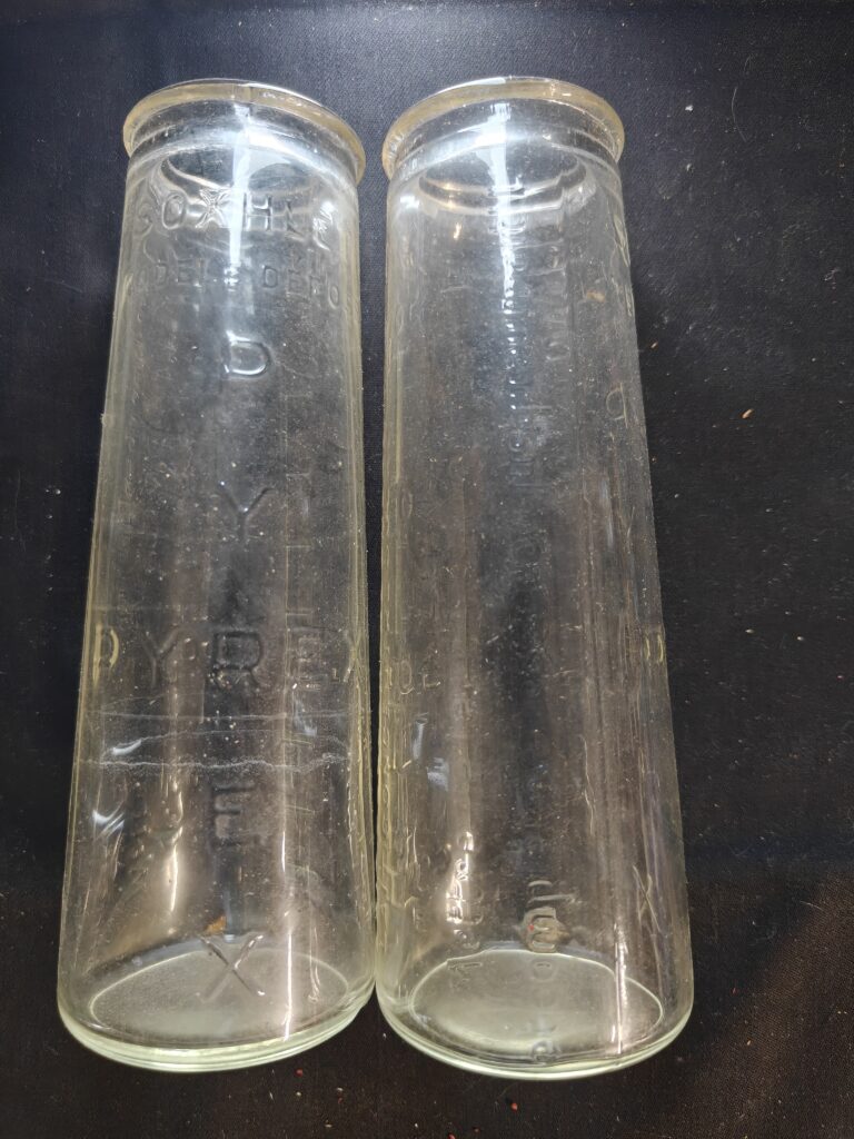 Lot de 2 anciens biberons Pyrex gradués en verre