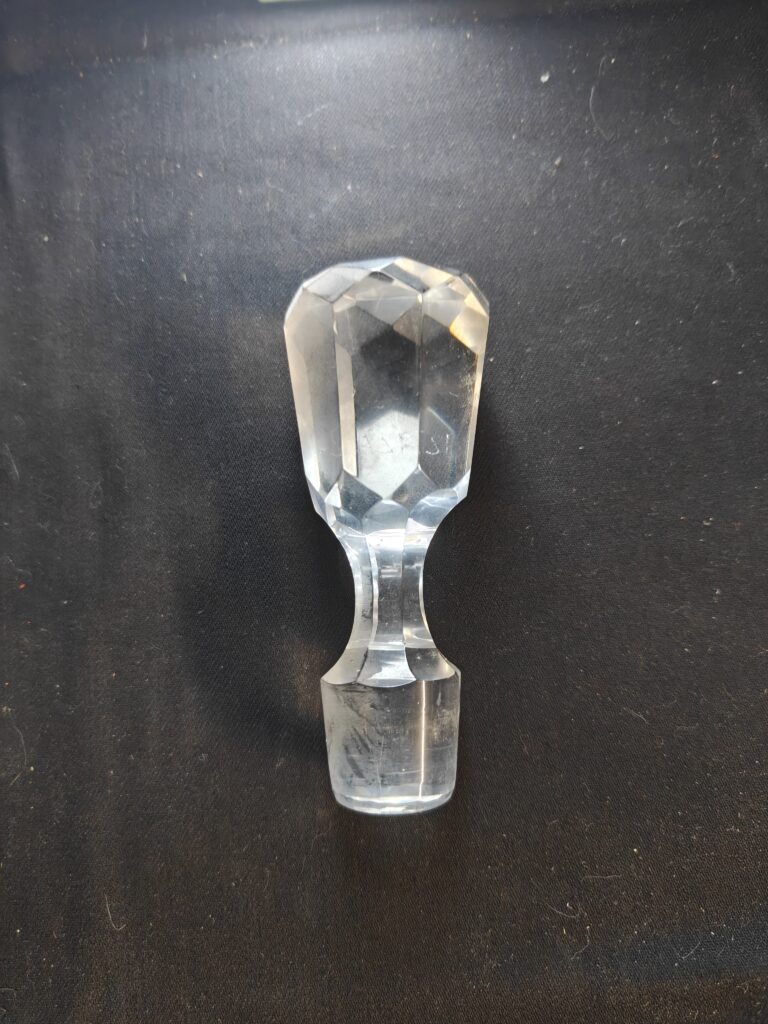 Ancien bouchon de carafe en verre taillé