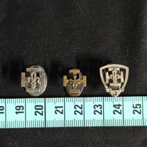 Lot de 3 insignes anciens Scouts de France – La Hutte – Fleur de lys