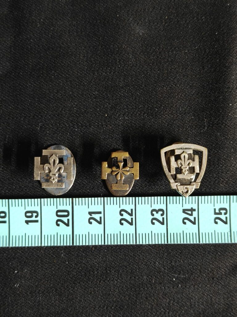 Lot de 3 insignes anciens Scouts de France – La Hutte – Fleur de lys