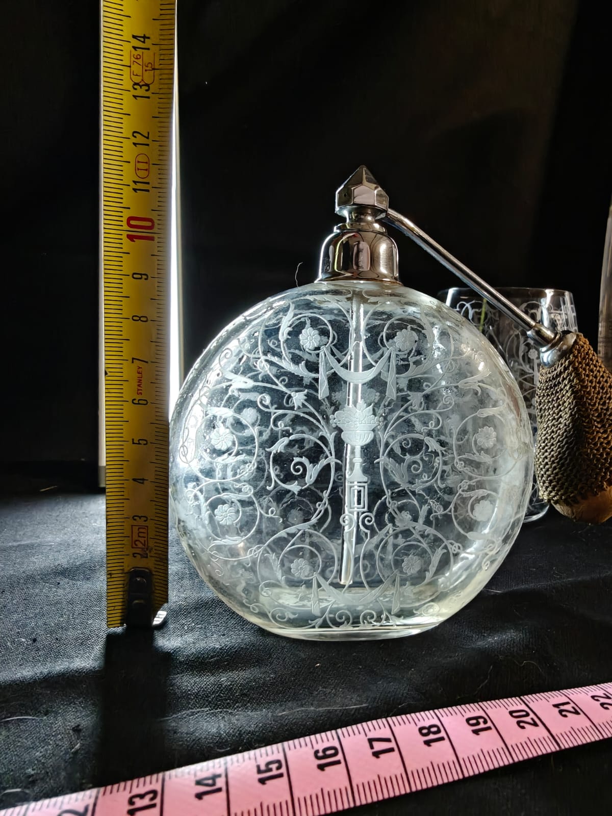Ensemble Baccarat – Vaporisateur à parfum et gobelet en cristal gravé Art Déco – Image 8