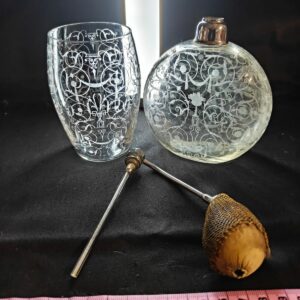 Ensemble Baccarat – Vaporisateur à parfum et gobelet en cristal gravé Art Déco
