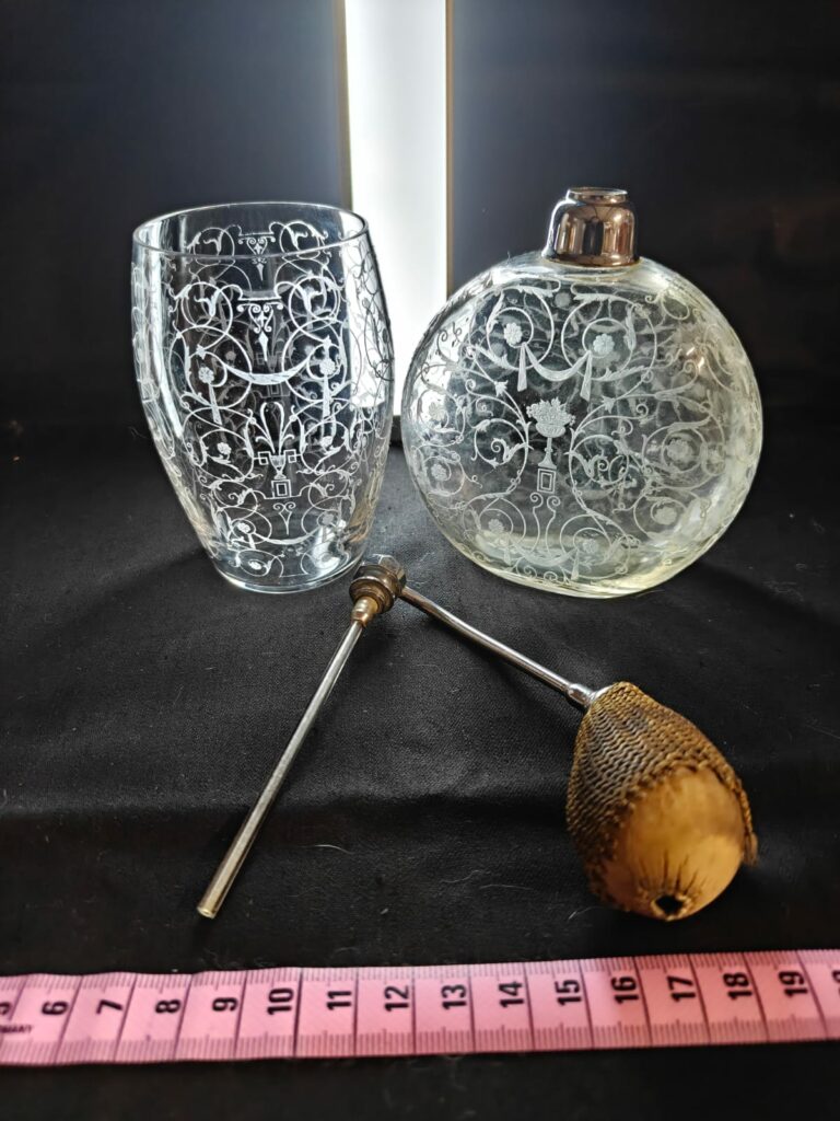 Ensemble Baccarat – Vaporisateur à parfum et gobelet en cristal gravé Art Déco