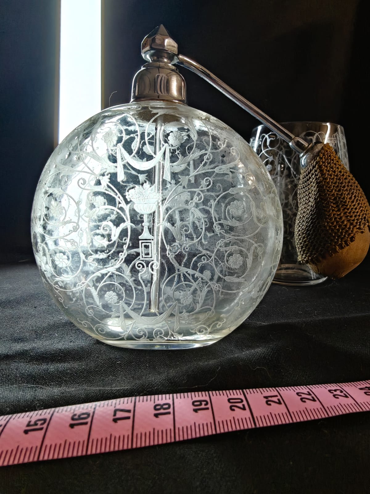 Ensemble Baccarat – Vaporisateur à parfum et gobelet en cristal gravé Art Déco – Image 7