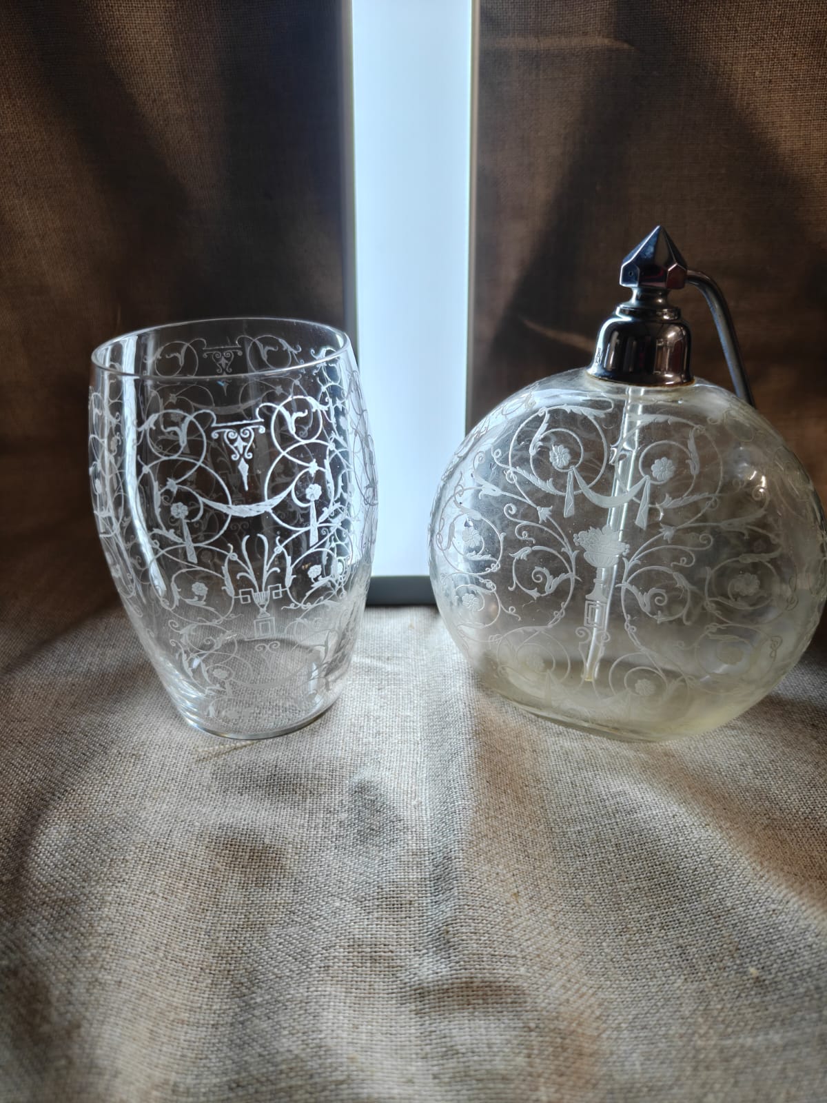 Ensemble Baccarat – Vaporisateur à parfum et gobelet en cristal gravé Art Déco – Image 11