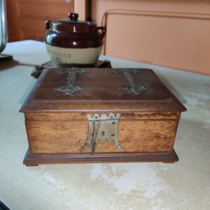 Boîte ancienne en bois avec ferrures en laiton – XIXᵉ