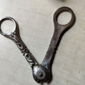 Ancien coupe-muselet à champagne en métal – début XXᵉ siècle