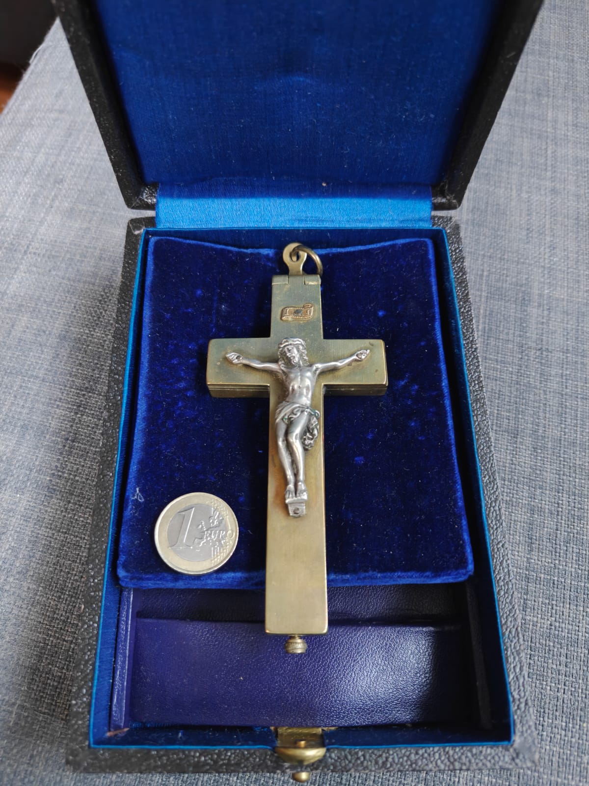 Ancienne croix reliquaire en métal doré, Christ argenté, nombreuses reliques nommées + écrin d'origine – Image 2
