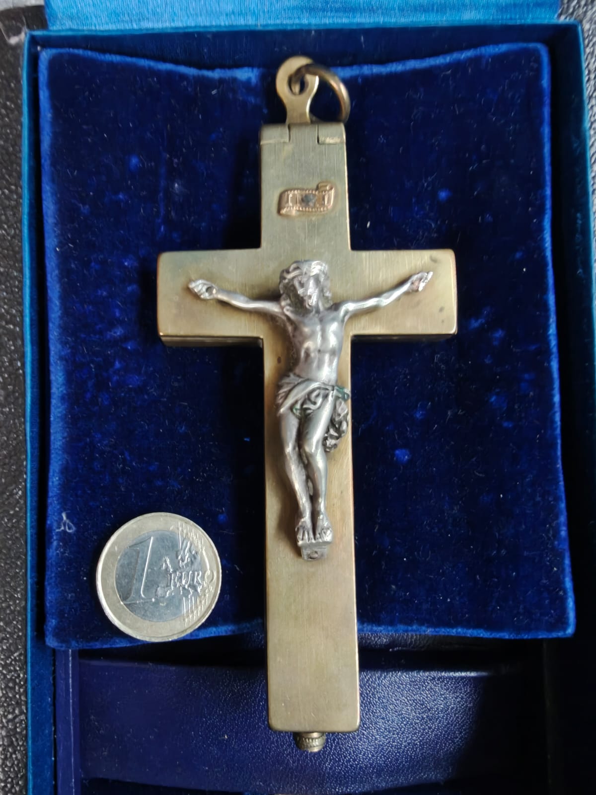 Ancienne croix reliquaire en métal doré, Christ argenté, nombreuses reliques nommées + écrin d'origine – Image 3