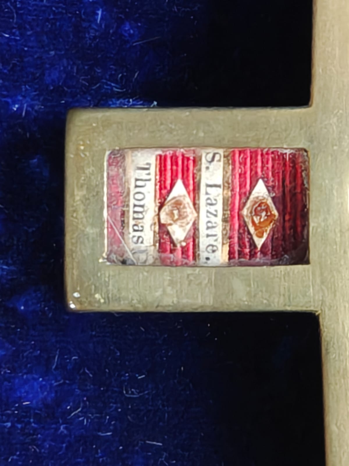 Ancienne croix reliquaire en métal doré, Christ argenté, nombreuses reliques nommées + écrin d'origine – Image 7