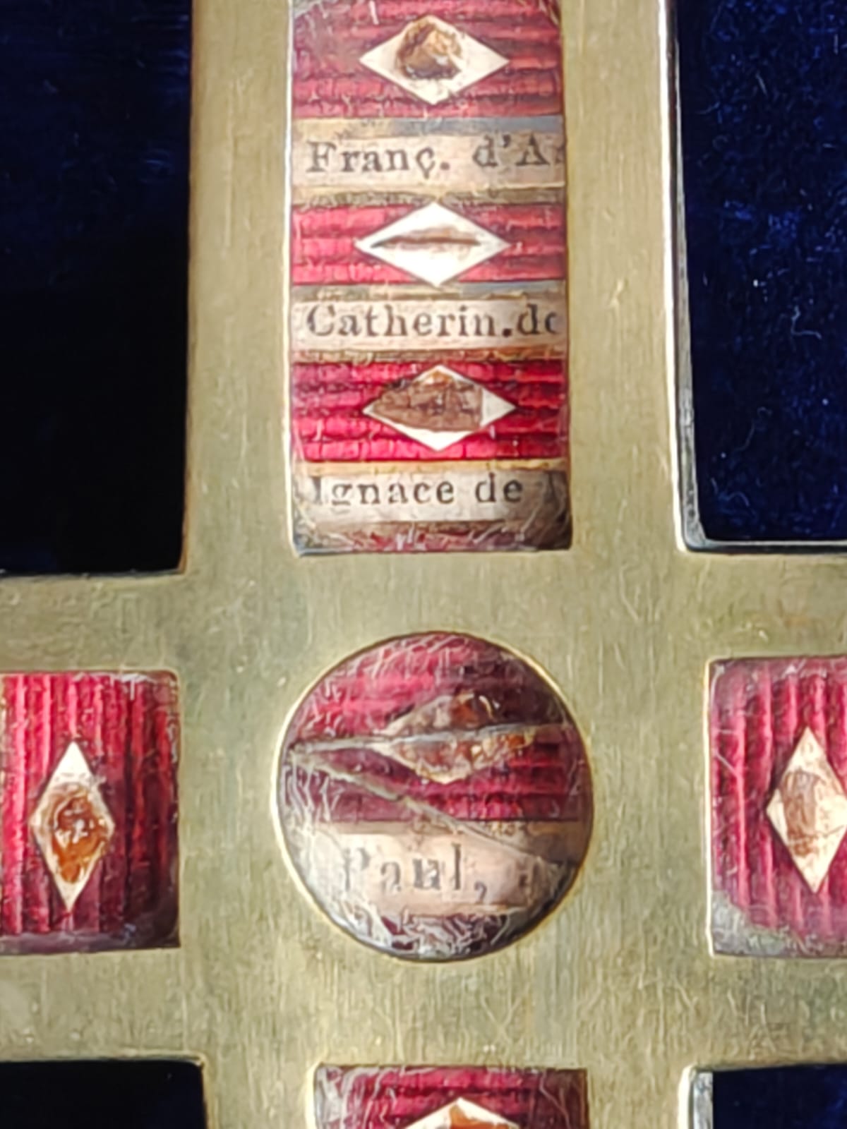 Ancienne croix reliquaire en métal doré, Christ argenté, nombreuses reliques nommées + écrin d'origine – Image 6