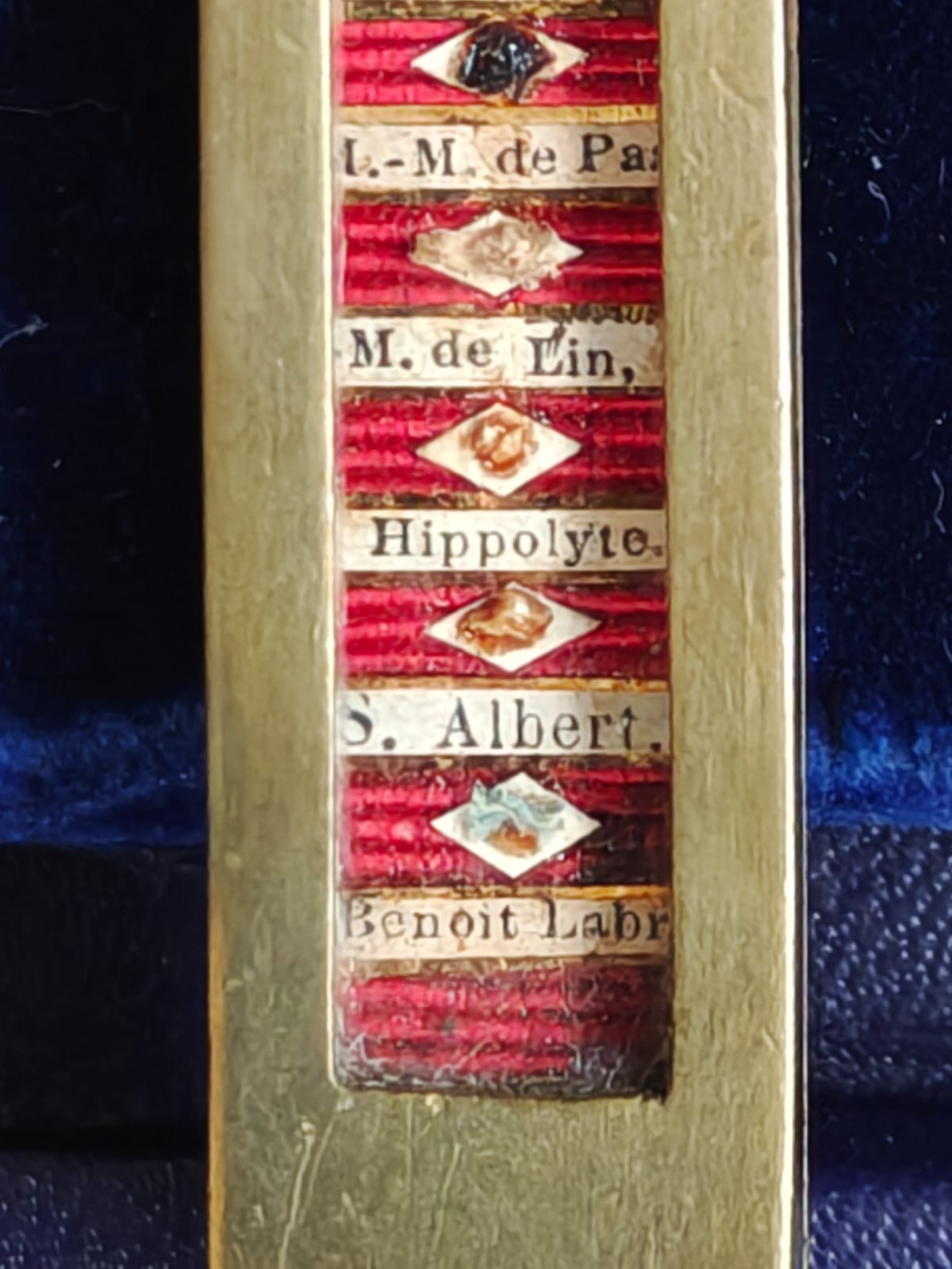 Ancienne croix reliquaire en métal doré, Christ argenté, nombreuses reliques nommées + écrin d'origine – Image 10