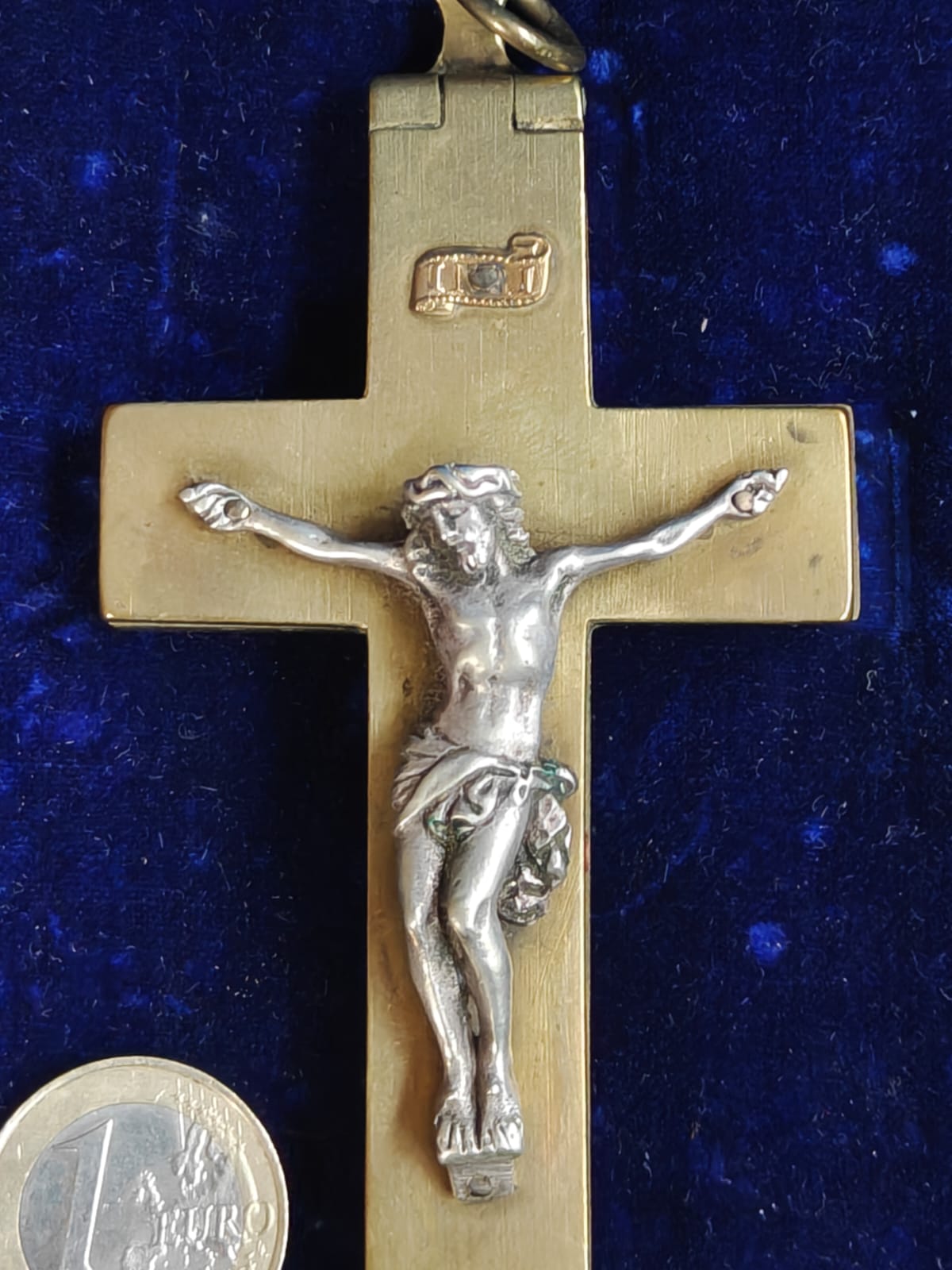 Ancienne croix reliquaire en métal doré, Christ argenté, nombreuses reliques nommées + écrin d'origine – Image 5