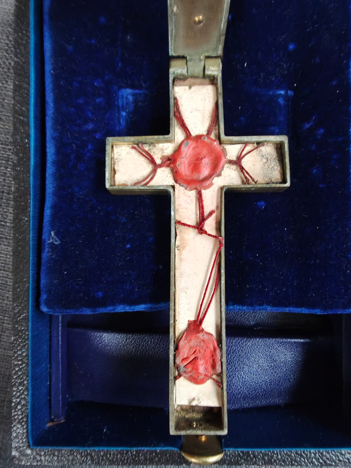 Ancienne croix reliquaire en métal doré, Christ argenté, nombreuses reliques nommées + écrin d'origine – Image 11