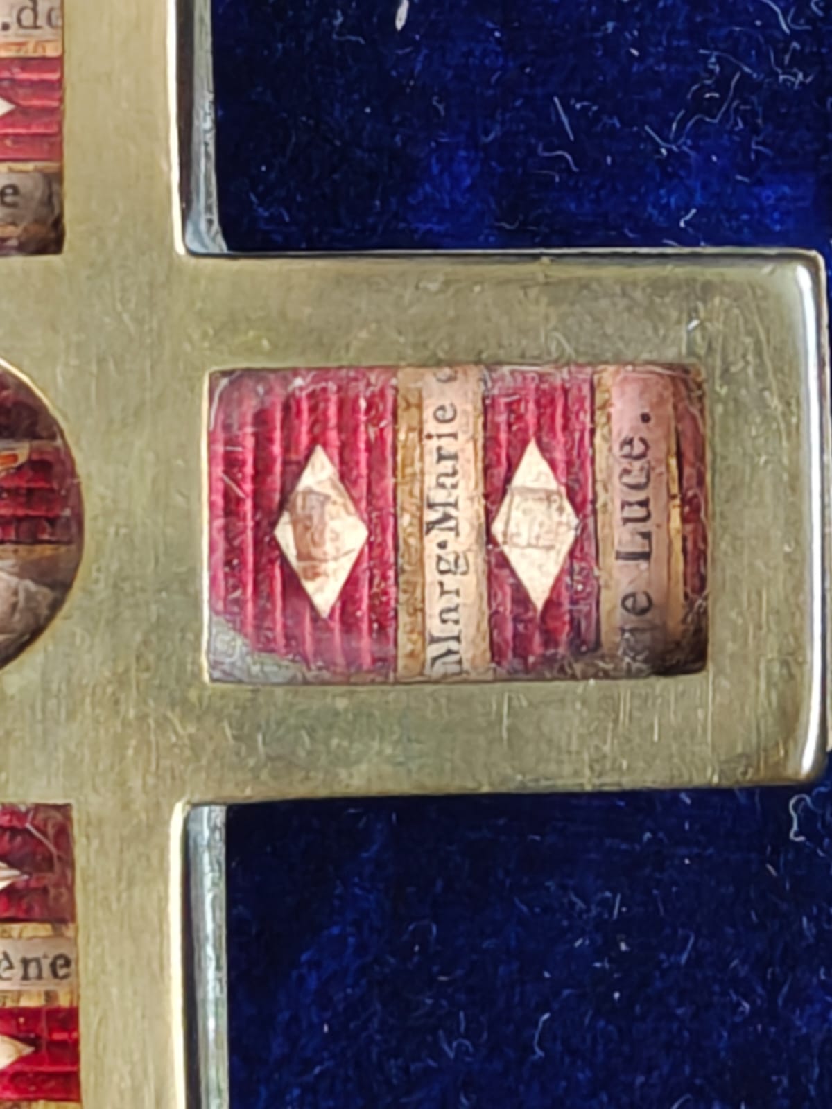 Ancienne croix reliquaire en métal doré, Christ argenté, nombreuses reliques nommées + écrin d'origine – Image 8