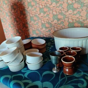 Lot de ramequins anciens, plat à soufflé et coquetiers