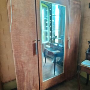 Armoire Art déco 3 portes en noyer avec miroir central – années 1930