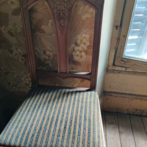 Chaise ancienne en bois sculpté – Début XXe siècle