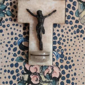 Croix bénitier ancienne en albâtre avec Christ
