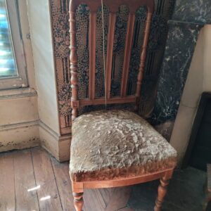 Chaise ancienne sculptée en bois – Assise en velours