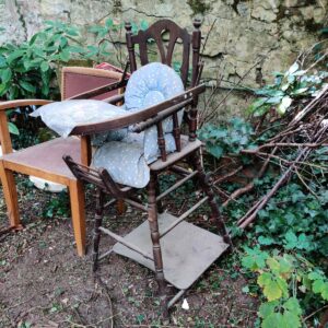 Ancienne chaise haute en bois pour enfant avec tablette
