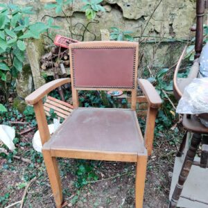 Fauteuil de bureau ancien en bois et skaï clouté
