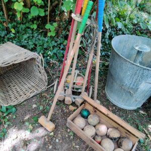 Ancien jeu de croquet en bois complet avec chariot et boules