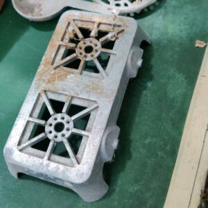 Ancienne cuisinière de poupée en métal avec accessoires