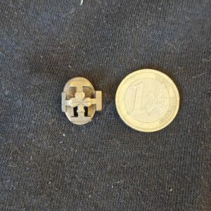 Petit insigne ancien métallique à décor de trèfle