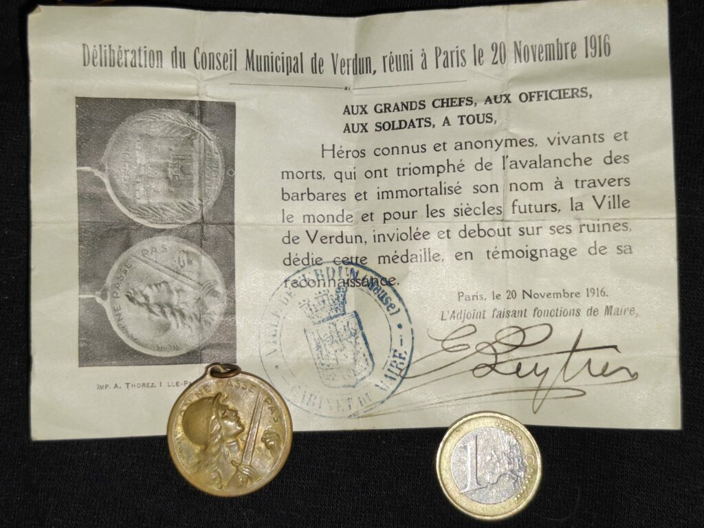 Médaille commémorative de Verdun "On ne passe pas" avec diplôme d'attribution – Bataille de Verdun