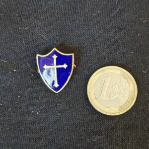 Petit insigne ancien émaillé bleu à croix blanche