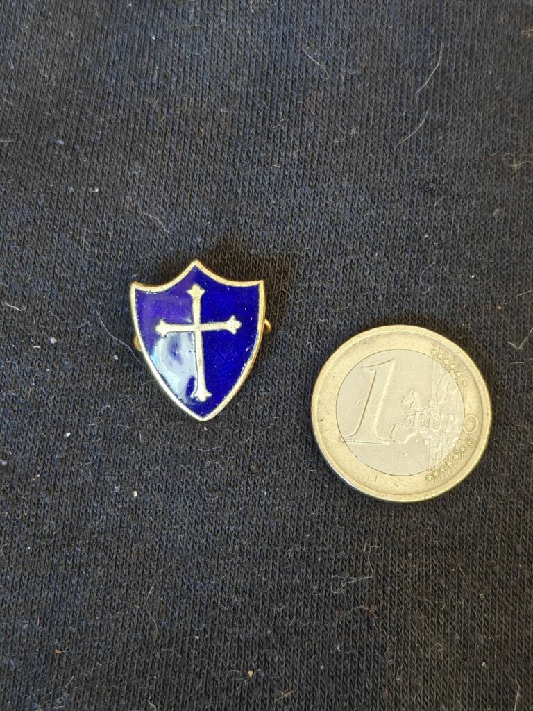 Petit insigne ancien émaillé bleu à croix blanche