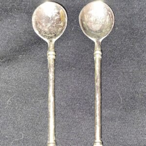 Paire de petites cuillères longues anciennes en métal argenté