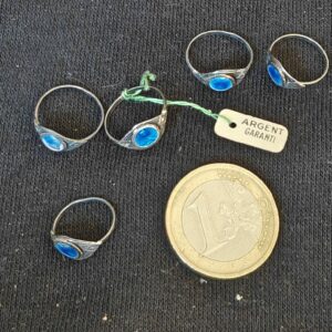 bagues anciennes en argent à cabochon bleu