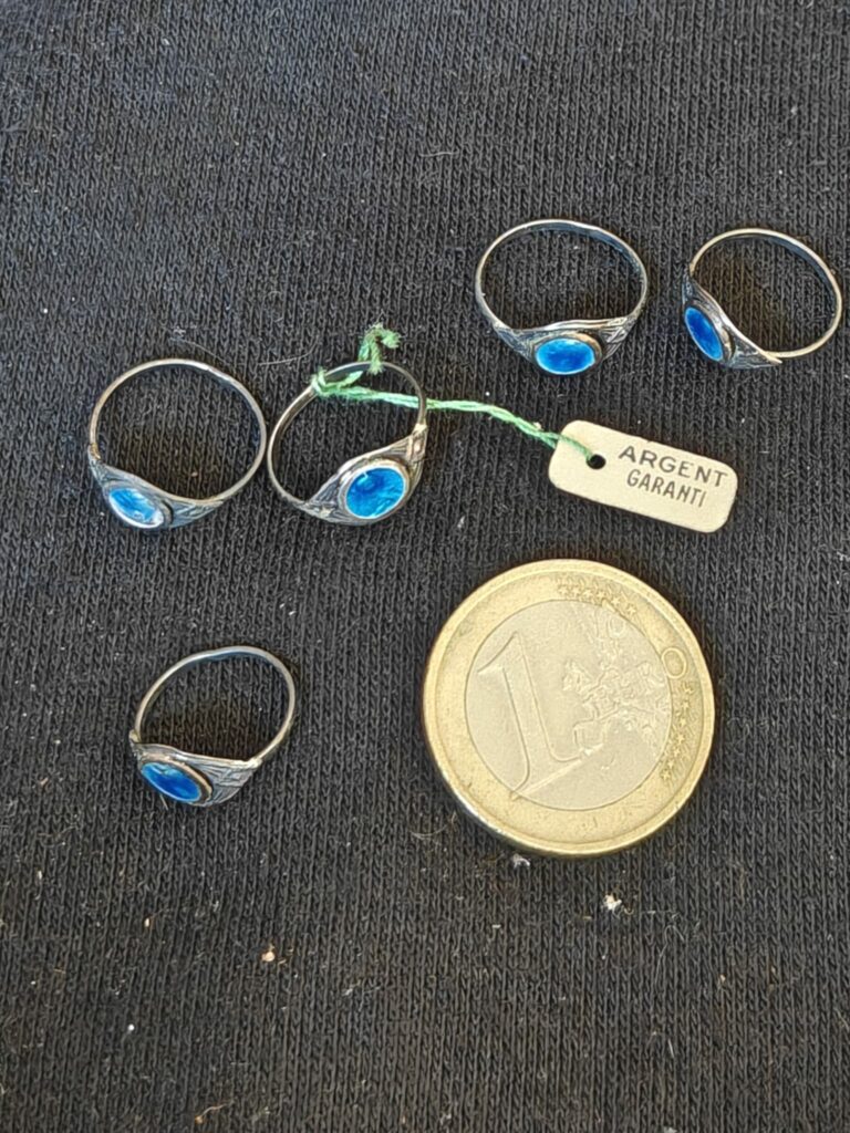 bagues anciennes en argent à cabochon bleu
