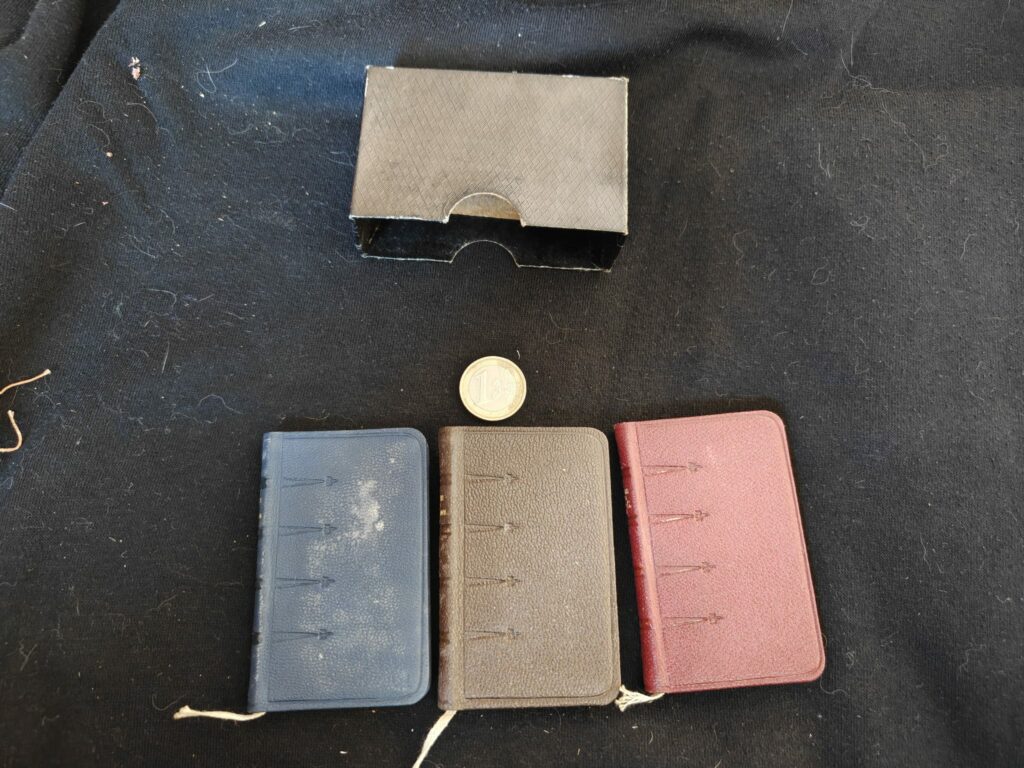 Lot de 3 missels miniatures de communion 1936 avec étui d'origine