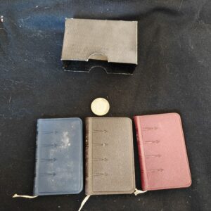 Lot de 3 missels miniatures de communion 1936 avec étui d'origine